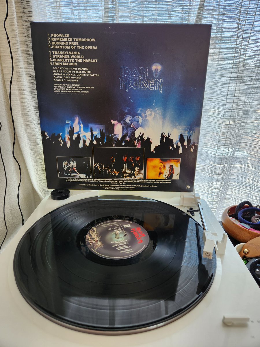 koi_gyomenjin's tweet image. 今日の１枚
IRON MAIDEN / 鋼鉄の処女
1980 年の1st.アルバム。
PUNKな感じのポール・ディアノのボーカルのおかげて聞きやすかった。今は太ったスキンヘッドになってしまったポール・ディアノ。BAD MANNERSのBUSTER bloodvesselみたい。

#レコード #ironmaiden #鋼鉄の処女 #pauldianno