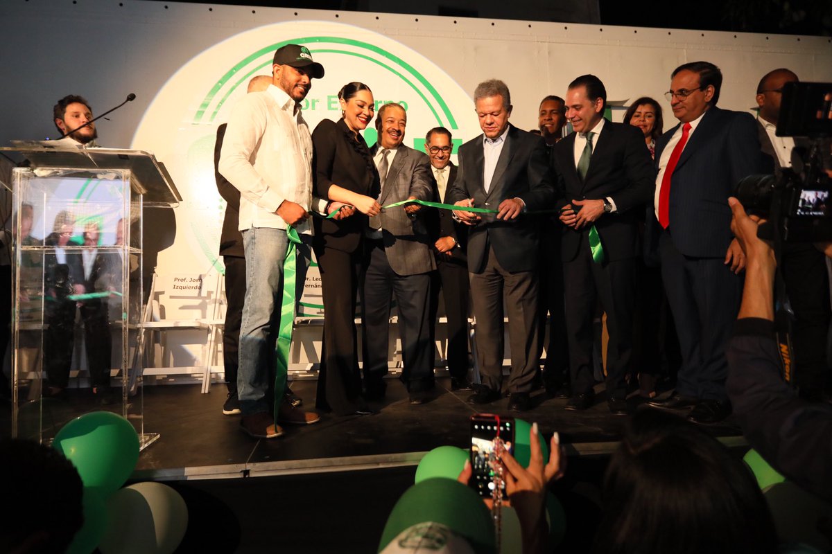 FPcomunica's tweet photo. #FPComunica |
AHORA: @LeonelFernandez encabeza con corte de cinta, la inauguración del local de #SectorExternoConLeonel en la Av. 27 de Febrero, Santiago.
El Sector Externo es coordinado por @RRosarioMarquez, miembro de nuestra Dirección Política.
#LeonelEnSantiago https://t.co/6St5Ca04zV