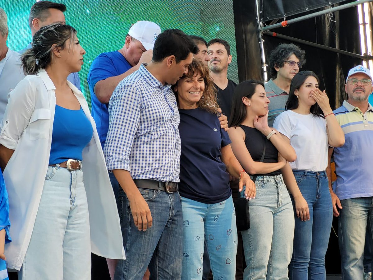 tanapasqualini's tweet photo. Lanzamiento multitudinario en Afuven, emoción, pasión, compromiso, todo lo que tiene que haber para hacer grande nuestra ciudad y nuestra provincia !
#PrimeroNeuquén
#MarianoGaido
#MarcosKoopmann
#16A https://t.co/LNIDYGjYYr