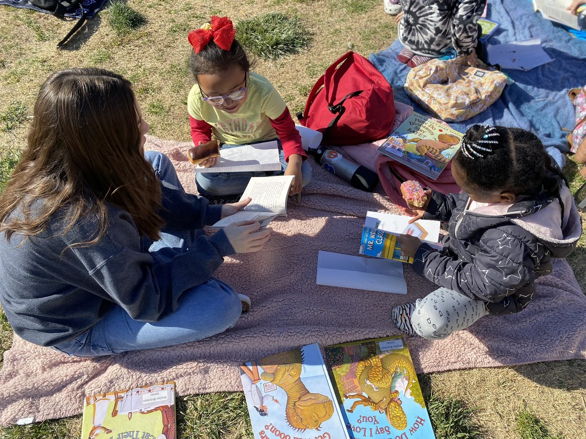 ccsdbracken's tweet photo. We wrapped up a fantastic week of reading with our Blankets and Books family event! #nvreadingweek @ClarkCountySch @CCSDMagnet https://t.co/ClzTk9tzDY