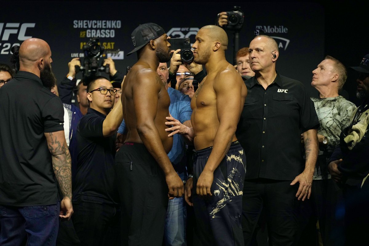 CultureMMA_'s tweet photo. POUR LA GLOIRE ET L’HISTOIRE ‼️

ALLEZ CIRYL GANE 🇫🇷, ON EST TOUS DERRIÈRE TOI, TUE LEEEEE 🔥 #UFC285 https://t.co/GCjS35nBKK