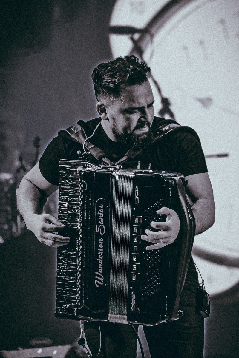 Por fora a cara de mau, mas por dentro o coração ainda resiste para não se tornar o que o rosto diz…