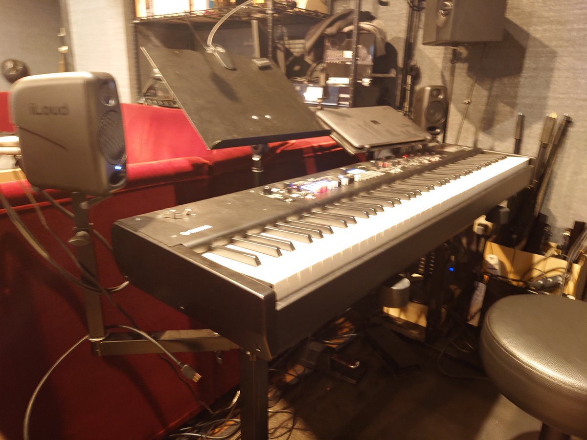 TsukiyoKedamono's tweet photo. とても、マニアックだけど楽しい企画！

弊店でも #YAMAHA #YC88 試奏できます！ (^_^;
音は圧倒的にYC88ですが、
鍵盤のタッチで #CP300 の方が好き！
という方も結構いらっしゃいます！

YC88はスピーカー未搭載なので、
#iLoudMicroMonitor をスタンドからはやしています。

#ステージピアノ
#赤羽 https://t.co/FxMXRXnQal