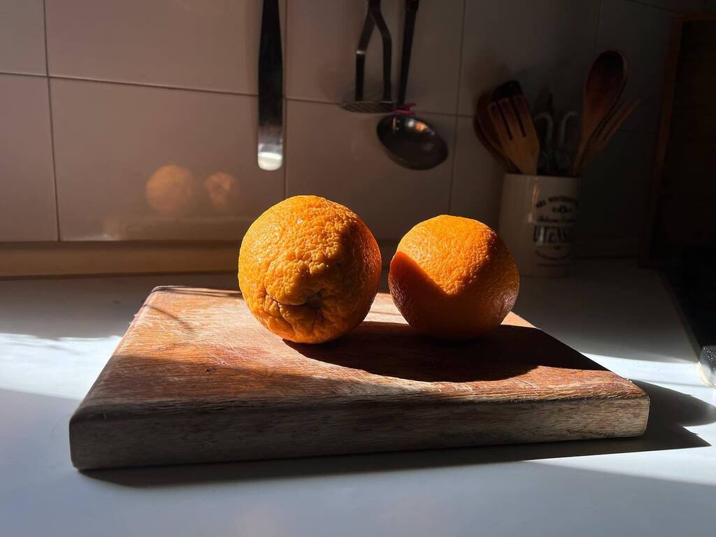 When you walk into the kitchen to find this still life 

#stilllife #giolacassar #observations #photography #asseen #oranges #kitchenstilllife #naturallight instagr.am/p/CpWyb0ro7gc/
