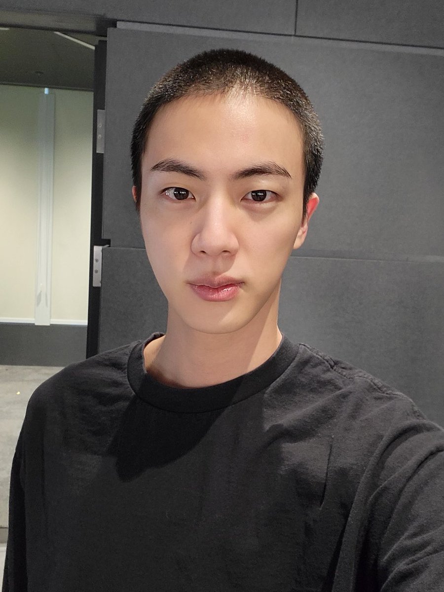 JlNSONYEONDAN's tweet photo. he has more cheeks right I’m not imagining it right (｡•́︿•̀｡) https://t.co/L0ogpOir7D