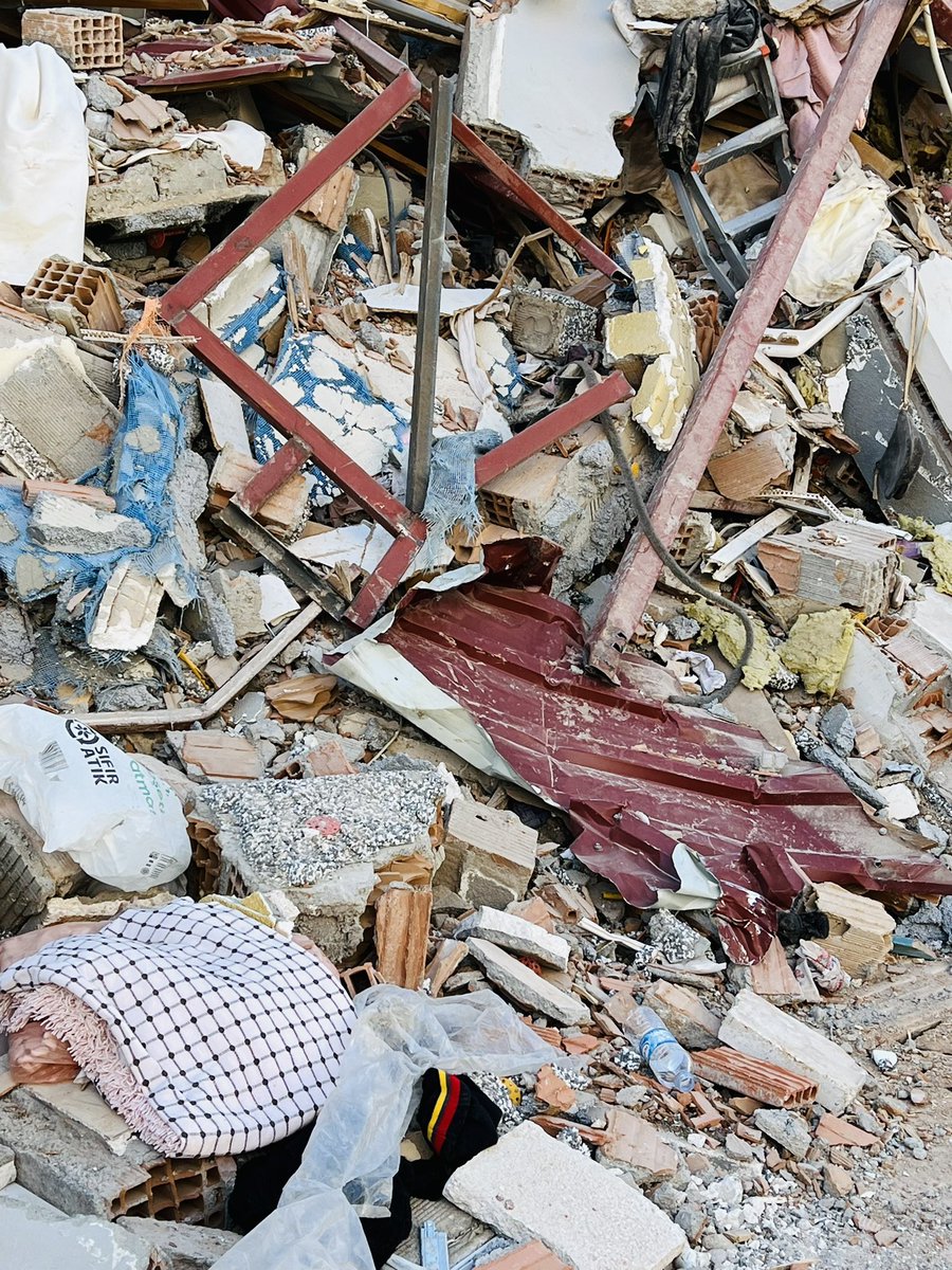 Sağ kalmayı tesadüfler ve mucize ile denkleştirebildiğimiz , coğrafya,tarih,yaşam dahil tek gerçekliğin
 “her şeyin ölümü”olduğu bir afet
O kareleri ben çektim
O mukavva kutunun üzerinde 
“Oyuncak, kefen, giysi”  yazıyor…
Hala kurtarılmayı bekleyen bir
AFET
#earthquakeinturkiye