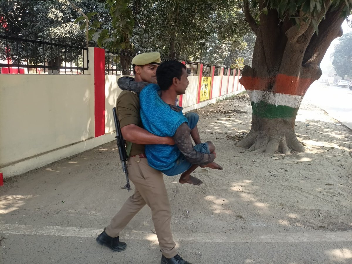 dhawalips's tweet photo. सेवा भी....समर्पण भी....कुशीनगर पुलिस..!!! https://t.co/Nqch4Z4eBU