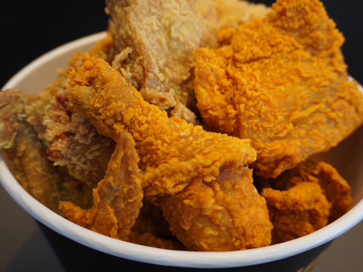ReviewAroii's tweet photo. เพิ่งเห็นว่าแมคโดนัลด์เค้าบอกว่าเป็นไก่ทอดที่อร่อยสมบูรณ์แบบ ตามที่ AI (Chat GPT) ระบุไว้ ว่าซ่านนน วันนี้เลยขอพิสูจน์สักหน่อย  บอกเลยว่ามันกรอบอร่อยมาก คำแรกคือกรอบบบบ แต่แป้งไม่หนานะ ส่วนเนื้อนั้นนุ่มชุ่มฉ่ำ มี 2 แบบออริจินัลกับสไปซ์ซี่  ต้องลอง!! https://t.co/Qyc1Aat7aX