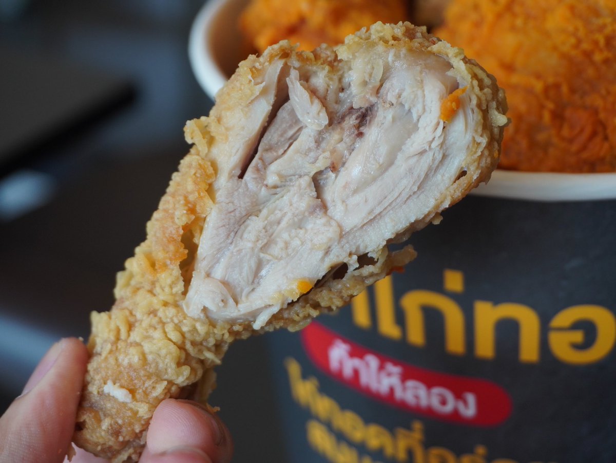 ReviewAroii's tweet photo. เพิ่งเห็นว่าแมคโดนัลด์เค้าบอกว่าเป็นไก่ทอดที่อร่อยสมบูรณ์แบบ ตามที่ AI (Chat GPT) ระบุไว้ ว่าซ่านนน วันนี้เลยขอพิสูจน์สักหน่อย  บอกเลยว่ามันกรอบอร่อยมาก คำแรกคือกรอบบบบ แต่แป้งไม่หนานะ ส่วนเนื้อนั้นนุ่มชุ่มฉ่ำ มี 2 แบบออริจินัลกับสไปซ์ซี่  ต้องลอง!! https://t.co/Qyc1Aat7aX