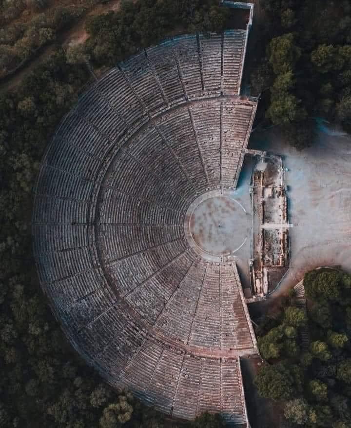 gomezdetejada's tweet image. Teatro de Epidaurus, Grecia. Con capacidad para 14.000 personas y 2.300 años de antigüedad.