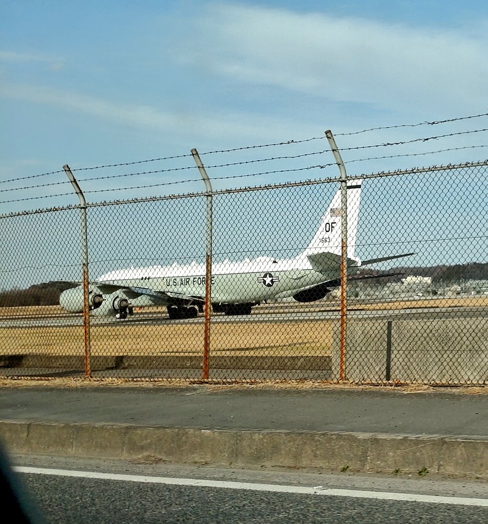 9maptens's tweet photo. 国道16号線走行中、横田基地付近に人集りが
着陸した直後かしら?機体にはU.S AIRFORSEと書いてあった
空港以外の場所で飛行機を間近に見るとテンション上がる〜
#横田基地
#USAIRFORSE
#AIRFORSE
#助手席から撮影 https://t.co/LUfofWadMd