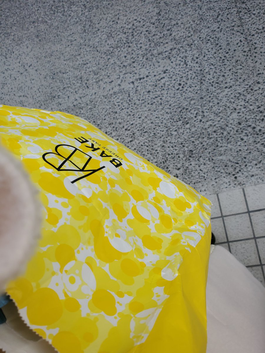 sena_mana_'s tweet photo. ベイクの紙袋持ってます！ https://t.co/NqmVew2QLp