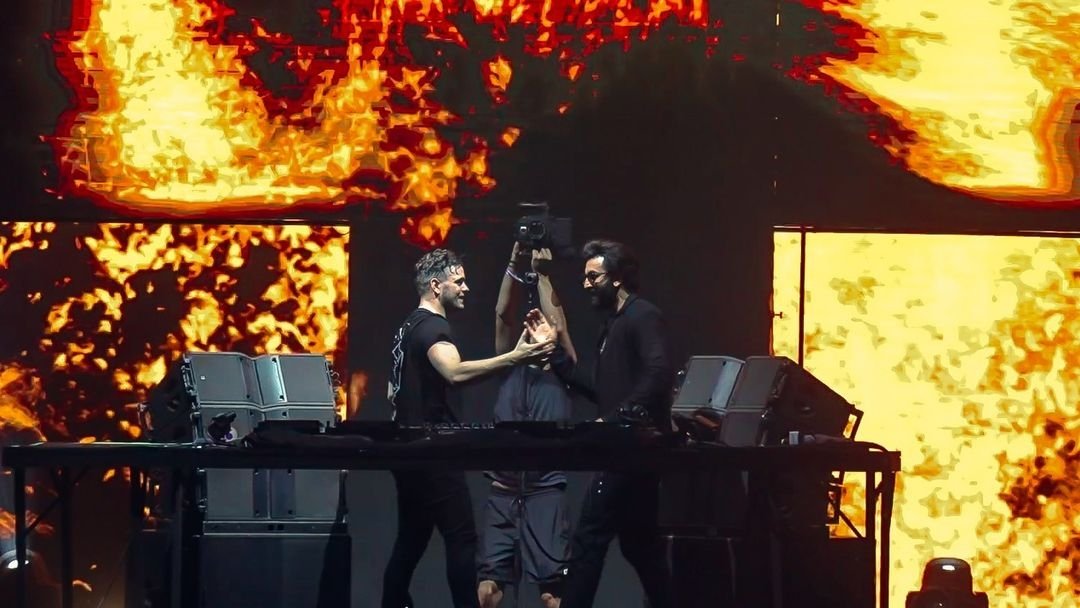 DelhiTimesTweet's tweet photo. #InPics: #RanbirKapoor takes #SunburnFestival goers by storm as he makes a surprise appearance at #DJ @MartinGarrix's live performance 🎇🙌🏻

#Ranbir #MartinGarrix #MartinGarrixShow #TuJhoothiMainMakkaar #TJMM #SunburnArenaWithMartinGarrix #Music #EDM #Bollywood https://t.co/WVArZ2qb8j
