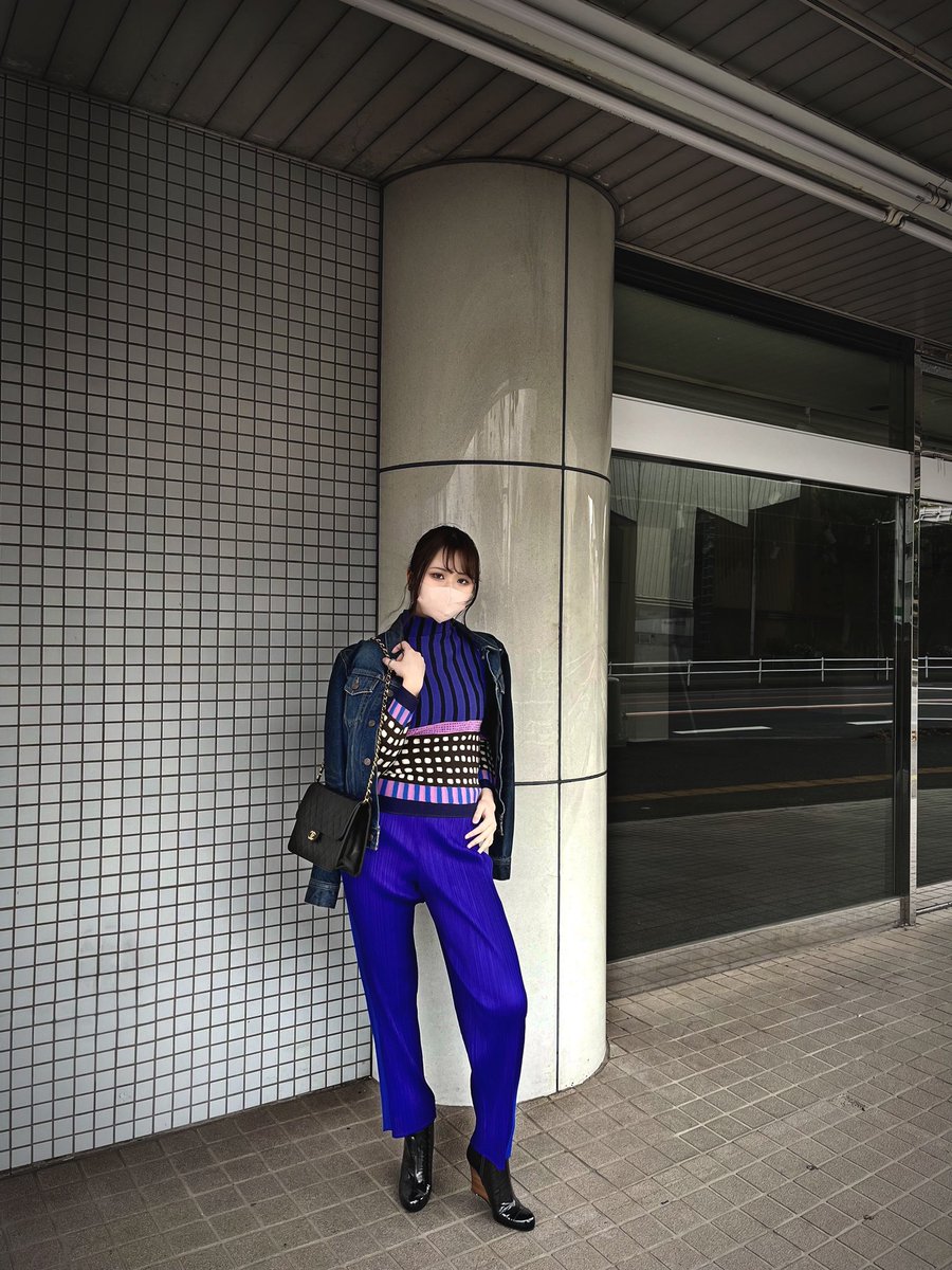 mo_zeal's tweet photo. STAFF CODE

【Jacket】
CELINE
SIZE：S
UNUSED

【Tops】
PLEATS PLEASE
SIZE：F
USED

【Bottom】
PLEATS PLEASE
SIZE：2
USED

【Bag】
CHANEL
USED

#celinejacket #pleatsplease #chanelmatelasse #chanelvintagebag #staffcode #staffsnap #snapgirls #藤沢古着屋 #湘南古着 #湘南台 #mozeal https://t.co/a6SM3M6puf