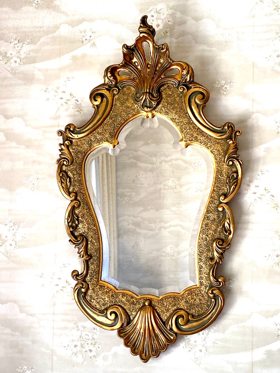 İnsan dediğin
bin yüzlü, sırlı ayna.
Bak bakalım
kimi bulacaksın karşında.
Sen bile sen değilsin 
bir zaman sonra.
Başkalarından önce
kendini sorgula