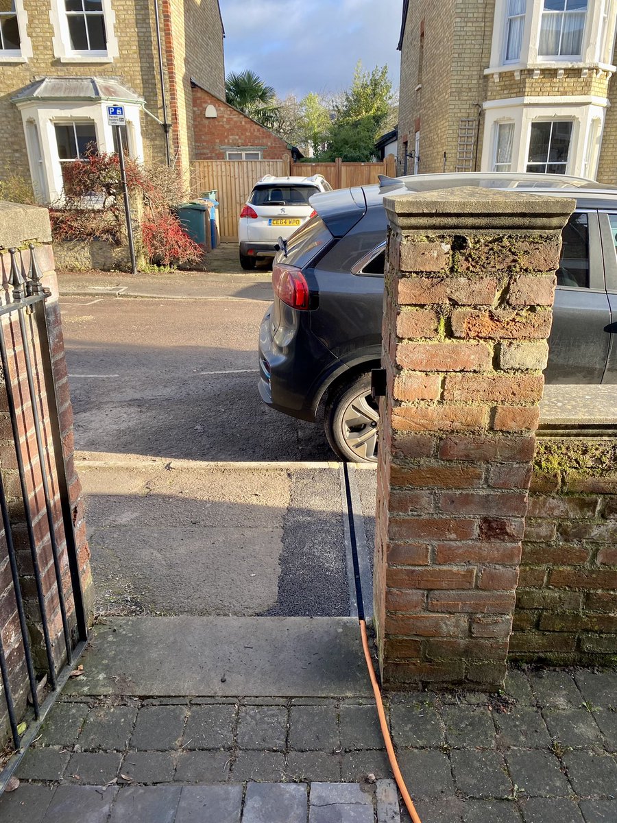 Jbekelund's tweet image. With an increasing number of negative news articles about electric vehicles, and the continuing misconceptions about home charging without a driveway, I feel it’s appropriate to re-share my (very positive) experience of charging on-street with a cable gulley. 

🧵