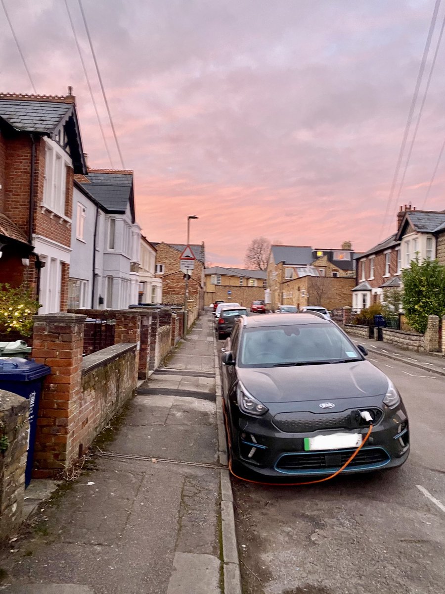 Jbekelund's tweet image. With an increasing number of negative news articles about electric vehicles, and the continuing misconceptions about home charging without a driveway, I feel it’s appropriate to re-share my (very positive) experience of charging on-street with a cable gulley. 

🧵