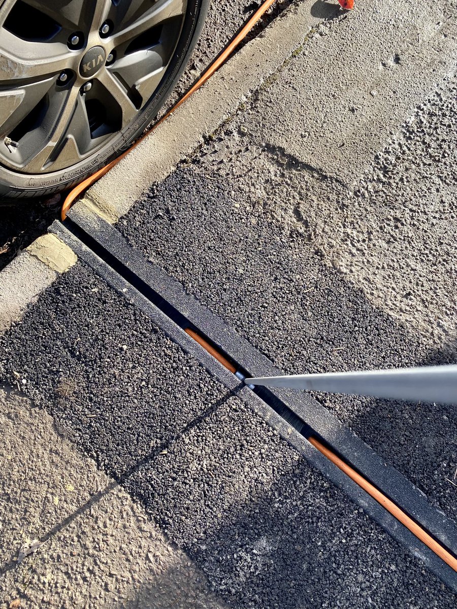 Jbekelund's tweet image. With an increasing number of negative news articles about electric vehicles, and the continuing misconceptions about home charging without a driveway, I feel it’s appropriate to re-share my (very positive) experience of charging on-street with a cable gulley. 

🧵