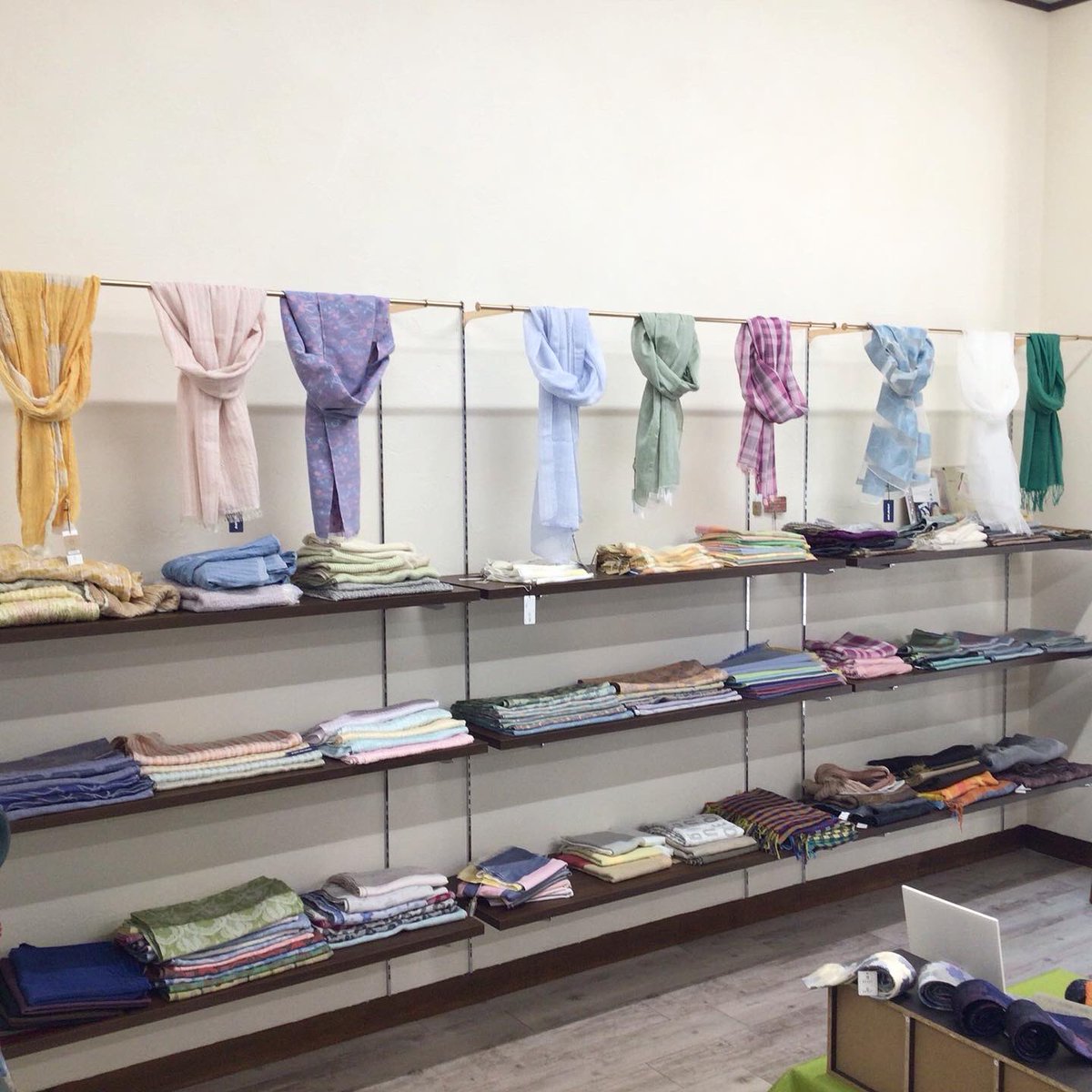 8ojioribeneck's tweet photo. 3月になって少しずつ暖かくなってきましたね🌸お店にも春らしいストールが並び始めました!お気に入りの1枚を見つけにいらして下さい💁♀️🤍
#八王子 #八王子織物 #八王子織物工業組合 #八王子織物工業組合べネック #ネクタイ #ストール #hachioji #mulberry #pTie #春物 https://t.co/p9xo95VlVg