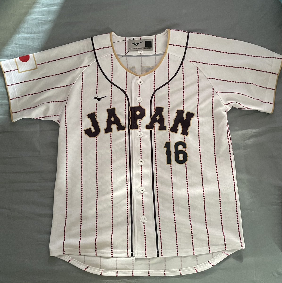 nikoto16's tweet photo. 奇跡的に大谷選手のプリントユニをスポーツ店でゲットできました😭ジュニアサイズですが…頑張って痩せればいいだけ…
牧選手のビジターユニもオンライン購入できたし、タオルは村神さま。色々になっちゃったけど、牧選手ガンバレ。
#WBC 
#侍ジャパン https://t.co/jXWH6M6k1Q