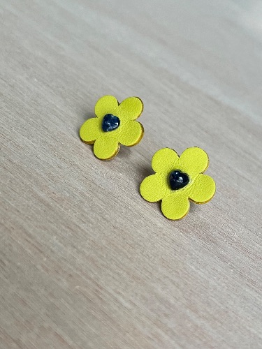 twistore_jp's tweet photo. No.２６  革のお花とサファイアのピアス
￥1,480
詳細は下記にてチェックしてください！
➡︎ https://t.co/qnWXhtKn5m
#秒速販売ツイストアー 
#手数料イッテンハチパー
#ツイストアー https://t.co/SyN50IfGXf