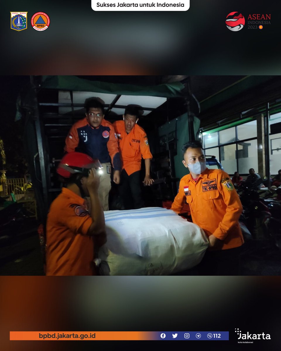 BPBDJakarta's tweet photo. Sabtu (04/03) BPBD DKI Jakarta melakukan pendistribusian bantuan logistik untuk penyintas kebakaran di Kelurahan Rawa Badak Selatan, Jakarta Utara.

#KegiatanBPBDJkt #CepatResponJkt #SiagaTanggapGalang #dkijakarta #SuksesJakartauntukIndonesia https://t.co/rG7Ee0tmsY