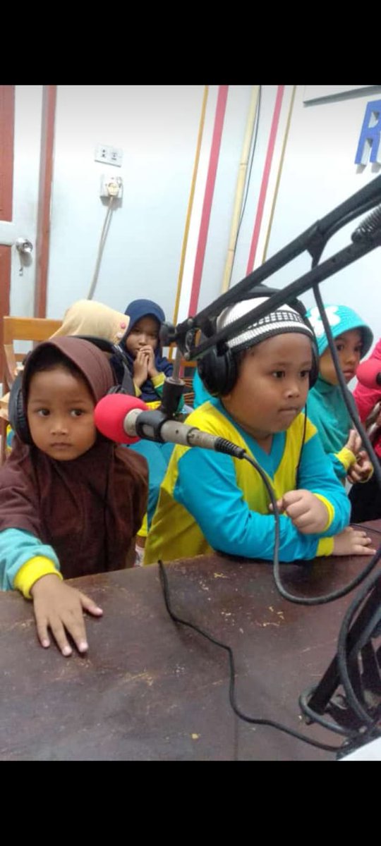 nursalr's tweet photo. Bocil lanang lagi di @RadioDuta98fm Metro Lampung...sotooyy..😄😄

Ayo, De... Tanya apa aja.. 😁 https://t.co/Vnc9QBZQGA