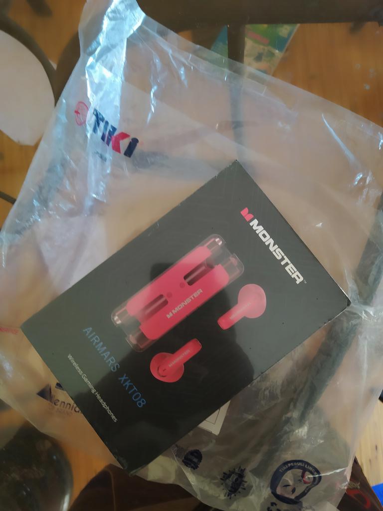 aidyazmi's tweet photo. Alhamdulillah,, sudah sampai.. dri awal tahun maju mundur pengen beli headset.. akhirnya jodohnya TWS Monster dari GA bang @aewin86.. terima kasih bang @aewin86 ๐๐๐ .. Salam Badingsanakan dari Banjar #TWSMonster https://t.co/PdpECMrrEm