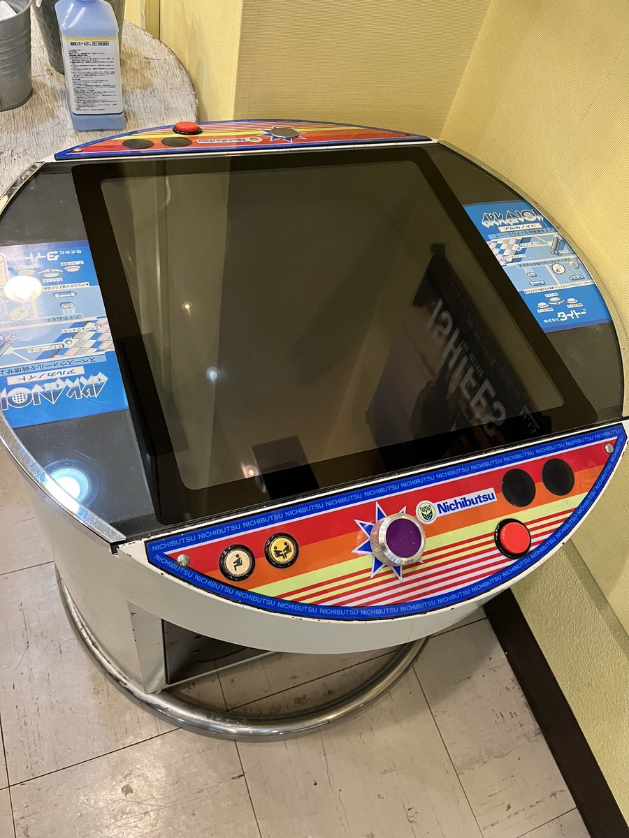 tomchi93's tweet image. 岐阜市でたまたま出会ったおにぎり屋さんのイートイン。そこにアルカノイドの筐体が！稼働はしてませんが、このような丸い筐体は初めて見た気がします。
おにぎりも絶品。
#レトロゲーム #レトロアーケード