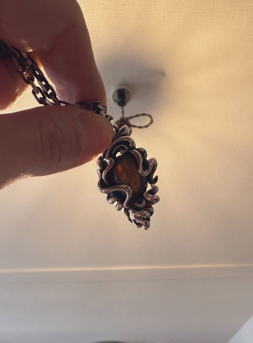harvenir's tweet photo. 僕の大好きなアクセサリーブランド。
昔このペンダントをネットで見つけて買った時、写真と石の色が違うって相談したら無償で今の青い石に変えてくれた。
本来は色味のムラが激しい石だから仕方ない事なのに、真摯に対応してくれて本当に素敵すぎる。
シルバー久々に欲しい。ジャラりたい。
#gigor https://t.co/HxFrUBfA1L