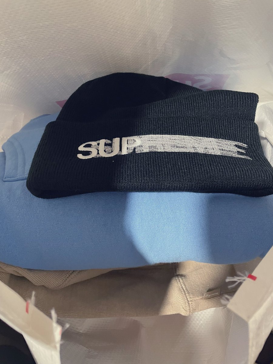 Y_E_0813's tweet image. 今日の戦利品🙌
花粉に負けず頑張った🤣

#supreme #week2 #motionlogo