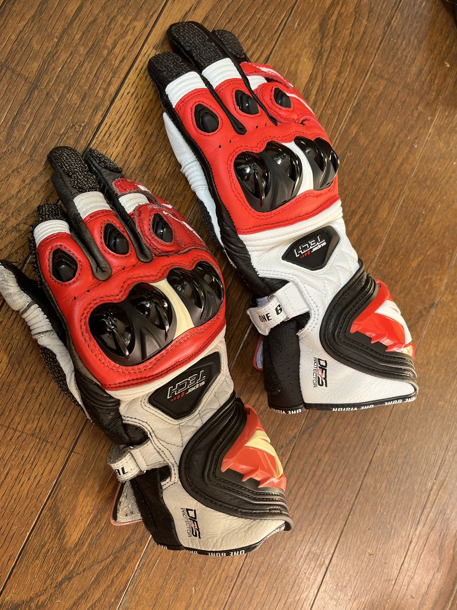 Apollon_carmoto's tweet image. あったかくなってきたので、
グローブを新調❤️

全然サイズもカラーも見つからずに一年ほど…ようやく見つけました😭
並べると…経年を感じます😂

モーターサイクルショーで新作とかでないかなぁー❤️楽しみです❤️

#Apollon
#alpinestars
#supertech
#アルパインスターズ