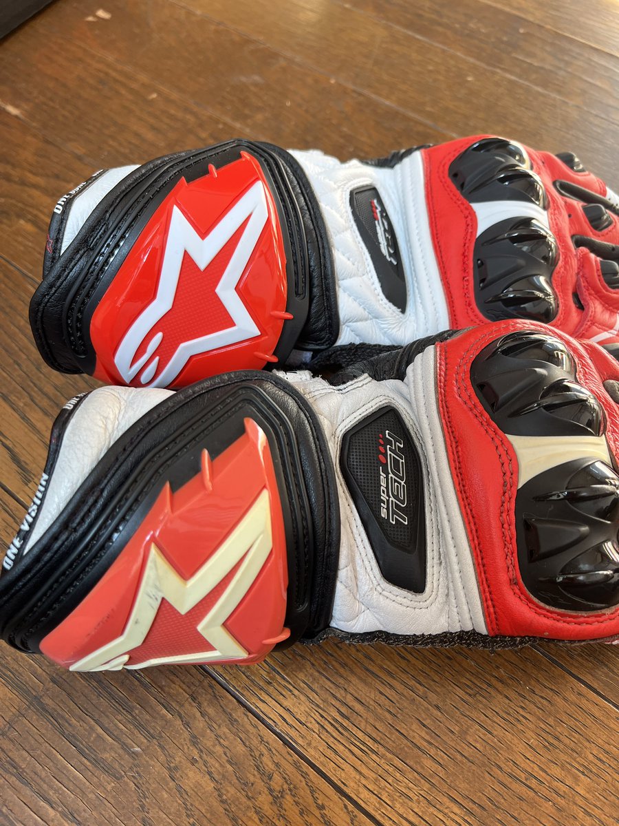 Apollon_carmoto's tweet image. あったかくなってきたので、
グローブを新調❤️

全然サイズもカラーも見つからずに一年ほど…ようやく見つけました😭
並べると…経年を感じます😂

モーターサイクルショーで新作とかでないかなぁー❤️楽しみです❤️

#Apollon
#alpinestars
#supertech
#アルパインスターズ