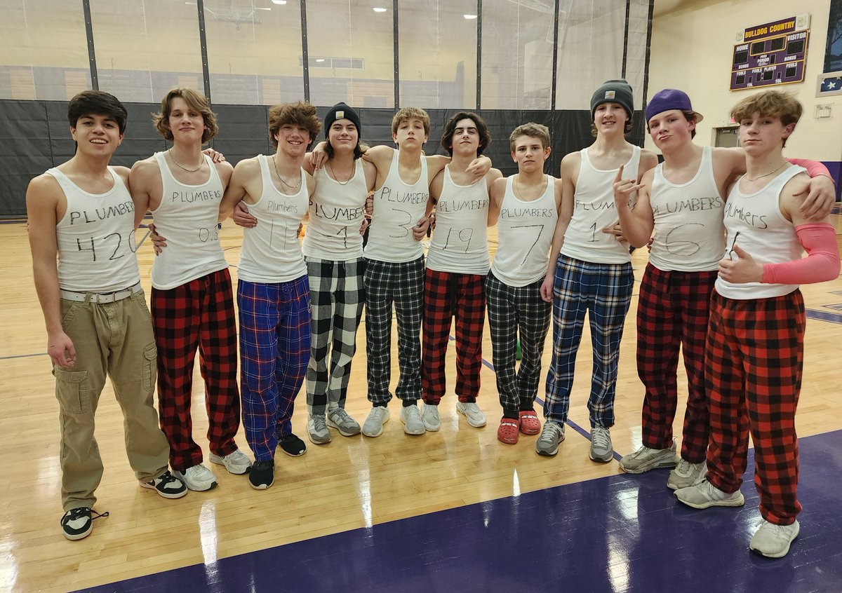 Thank you to everyone who participated in or contributed to the Varsity Club dodgeball tournament tonight! We will be donating $700 to Lurie Children's Hospital 🙂
