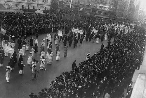 ThetaDeltaDST's tweet photo. On this day, 110 years ago, our 22 Illustrious Founders was the only African American sorority to participate in the Women’s Suffrage March demanding for women’s right to vote. https://t.co/mAOeAAr3wr