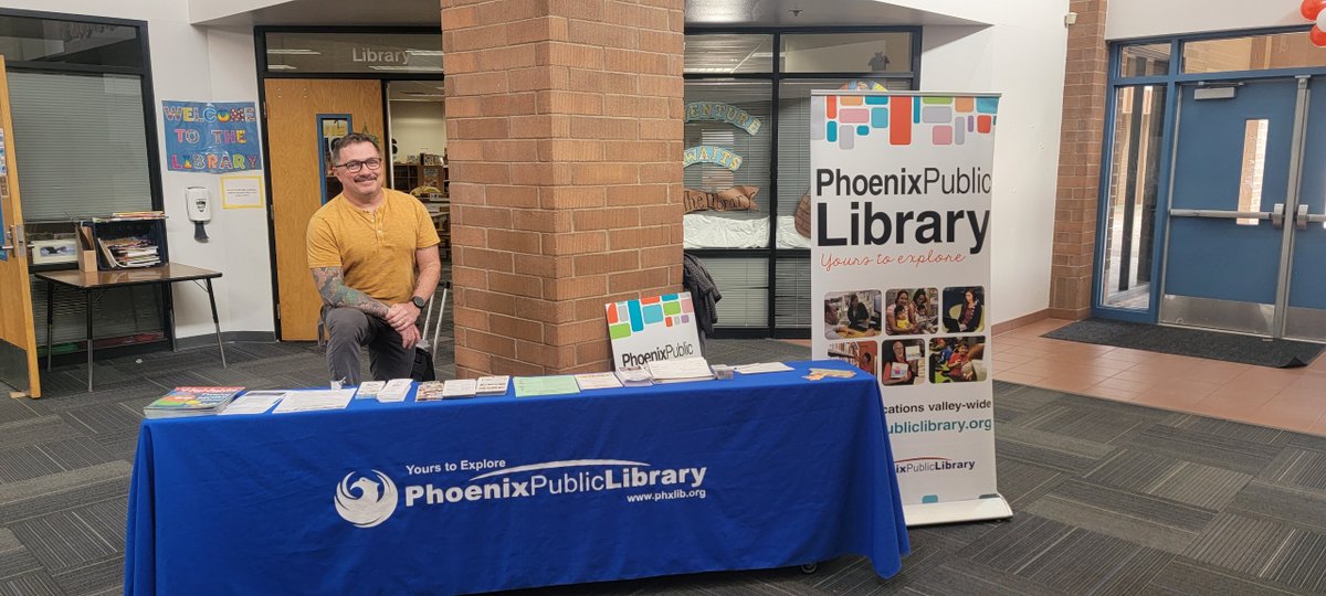 PhxLibrary's tweet image. Staff from #CenturyLibrary visited Longview Elementary School this week for their Literacy Picnic. Library staff gave out library cards, showcased upcoming library programs &amp;amp; gave away free books to kids &amp;amp; parents. It was FUN! ❤️📚 bit.ly/3wqIbye #JustReadPPL