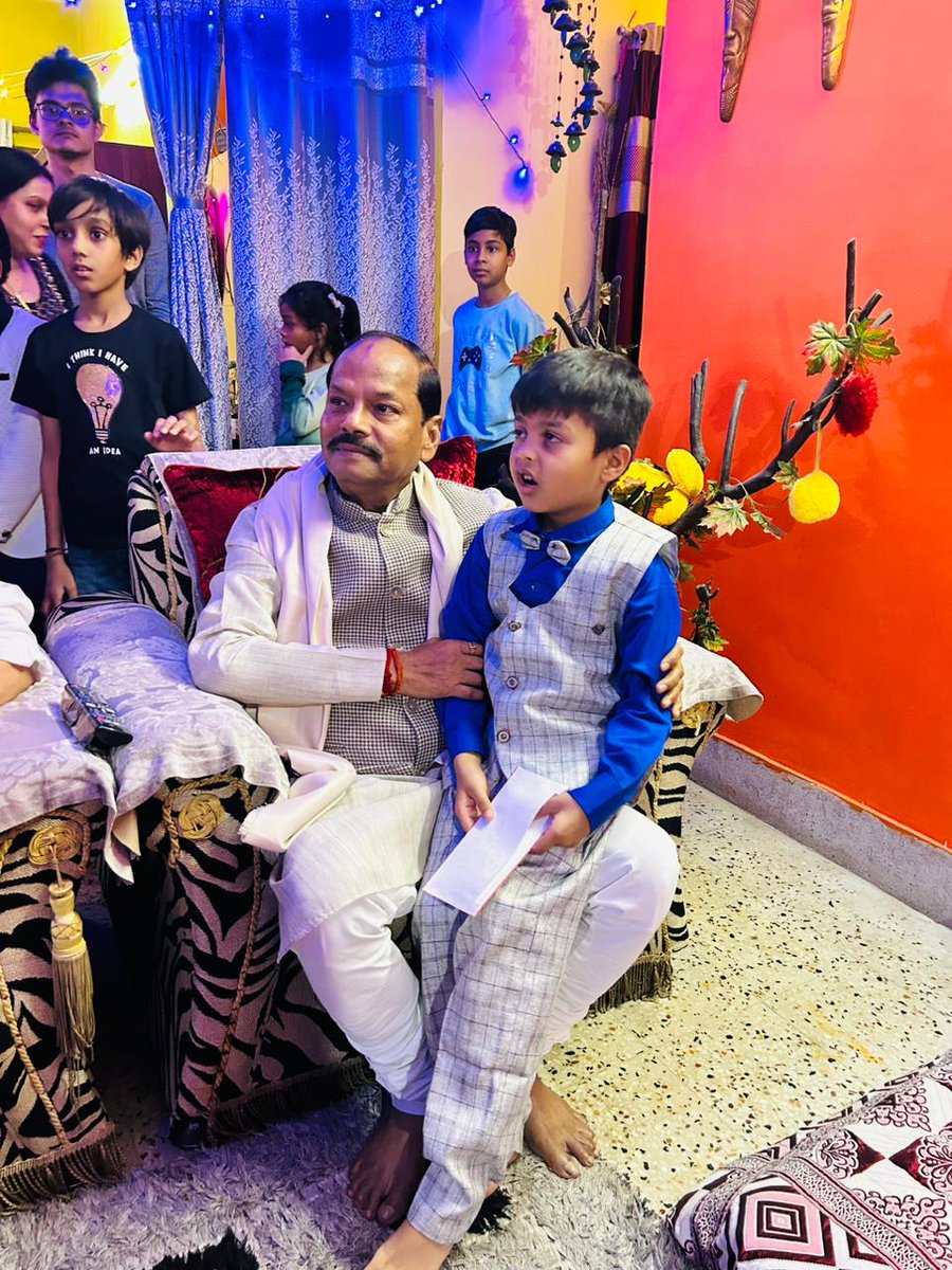 BorderGupta's tweet photo. झारखंड के लोकप्रिय निवर्तमान मुख्यमंत्री आदरणीय श्री    
Raghubar Das जी मेरे छोटे बेटे के जन्मदिन पारिवारिक कार्यक्रम में घर आकर बेटा रूद्र आकर्ष को शुभकामनाएं एवं आशीर्वाद दिए

घर पर आकर हम सबों का मान बढ़ाया इसके लिए माननीय पूर्व मुख्यमंत्री जी को बहुत-बहुत धन्यवाद एवं आभार https://t.co/dPCINgZWV4