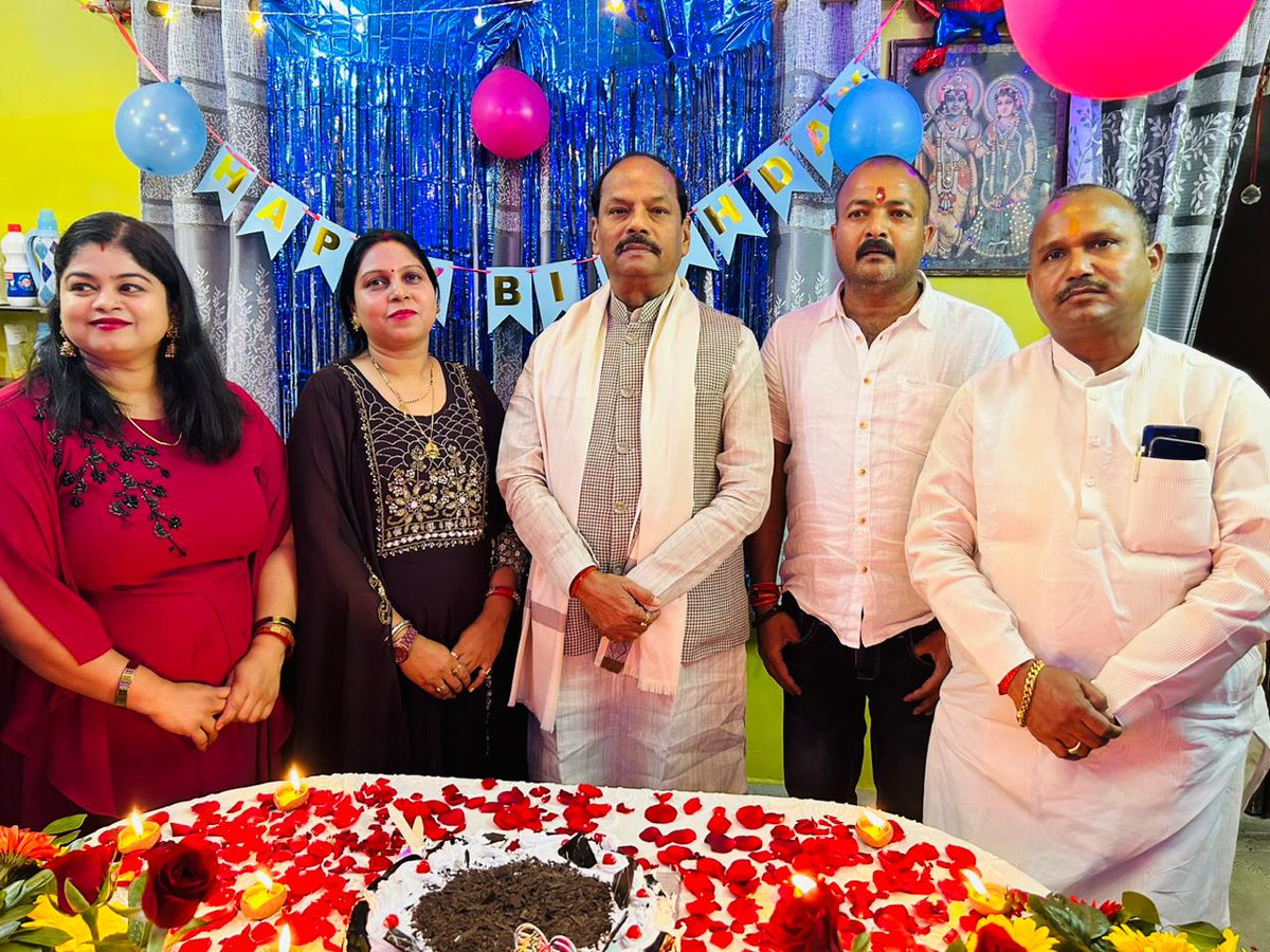 BorderGupta's tweet photo. झारखंड के लोकप्रिय निवर्तमान मुख्यमंत्री आदरणीय श्री    
Raghubar Das जी मेरे छोटे बेटे के जन्मदिन पारिवारिक कार्यक्रम में घर आकर बेटा रूद्र आकर्ष को शुभकामनाएं एवं आशीर्वाद दिए

घर पर आकर हम सबों का मान बढ़ाया इसके लिए माननीय पूर्व मुख्यमंत्री जी को बहुत-बहुत धन्यवाद एवं आभार https://t.co/dPCINgZWV4
