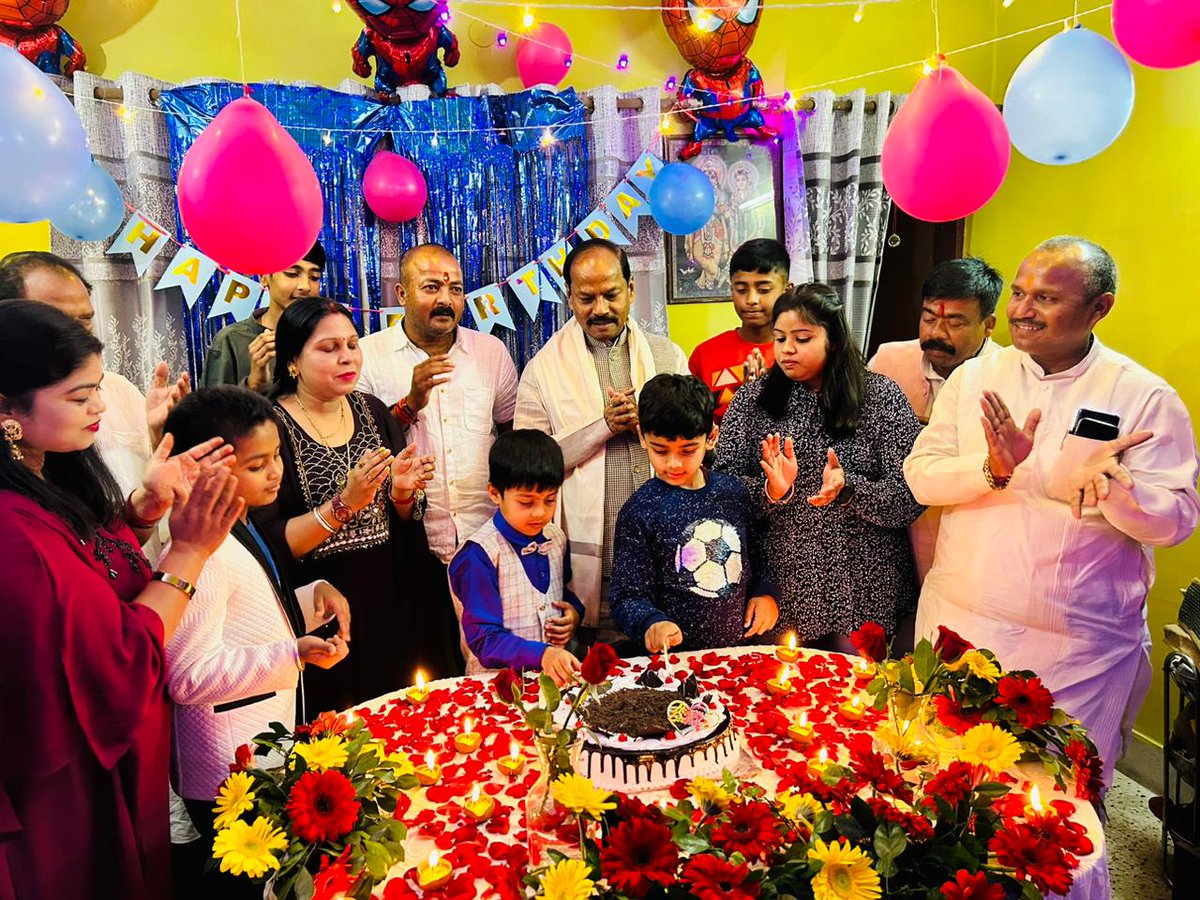BorderGupta's tweet photo. झारखंड के लोकप्रिय निवर्तमान मुख्यमंत्री आदरणीय श्री    
Raghubar Das जी मेरे छोटे बेटे के जन्मदिन पारिवारिक कार्यक्रम में घर आकर बेटा रूद्र आकर्ष को शुभकामनाएं एवं आशीर्वाद दिए

घर पर आकर हम सबों का मान बढ़ाया इसके लिए माननीय पूर्व मुख्यमंत्री जी को बहुत-बहुत धन्यवाद एवं आभार https://t.co/dPCINgZWV4