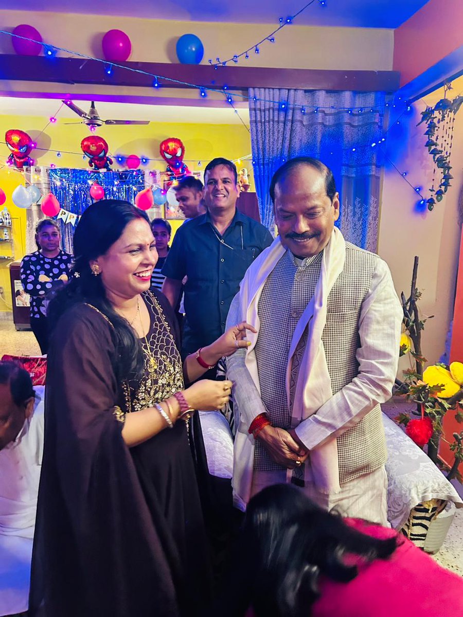 BorderGupta's tweet photo. झारखंड के लोकप्रिय निवर्तमान मुख्यमंत्री आदरणीय श्री    
Raghubar Das जी मेरे छोटे बेटे के जन्मदिन पारिवारिक कार्यक्रम में घर आकर बेटा रूद्र आकर्ष को शुभकामनाएं एवं आशीर्वाद दिए

घर पर आकर हम सबों का मान बढ़ाया इसके लिए माननीय पूर्व मुख्यमंत्री जी को बहुत-बहुत धन्यवाद एवं आभार https://t.co/dPCINgZWV4