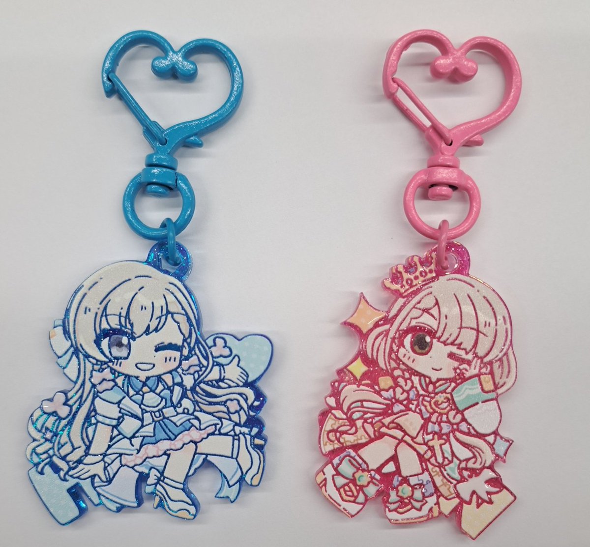「シンステで頒布予定のなーはーちゃんのアクキーです!光を当てる角度で輝きが変わりま」|ずいけんのイラスト