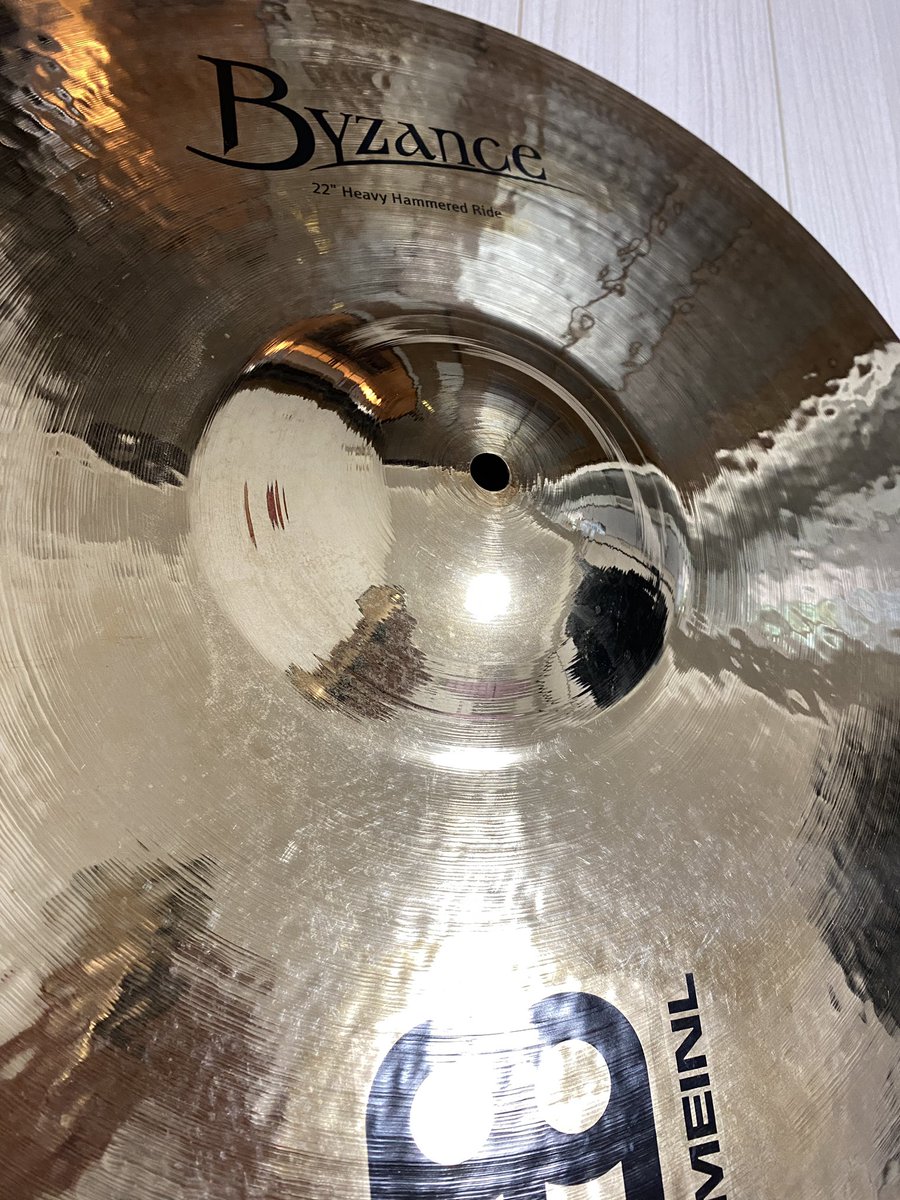 atk_drums's tweet image. My new gear…
Meinl byzance briliant 22" 
Heavy hammered Ride

ゲンヤさん@GENYA182 から奪い取りました(?)

バカ抜けチップ音、爆裂カップ音
使い物にならないクラッシュ音(?)が
クセすぎて最高です😘

めちゃめちゃ掃除もして準備万端。
地獄まで響かせていきます😈🤝

#meinl
#cymbal
#mng