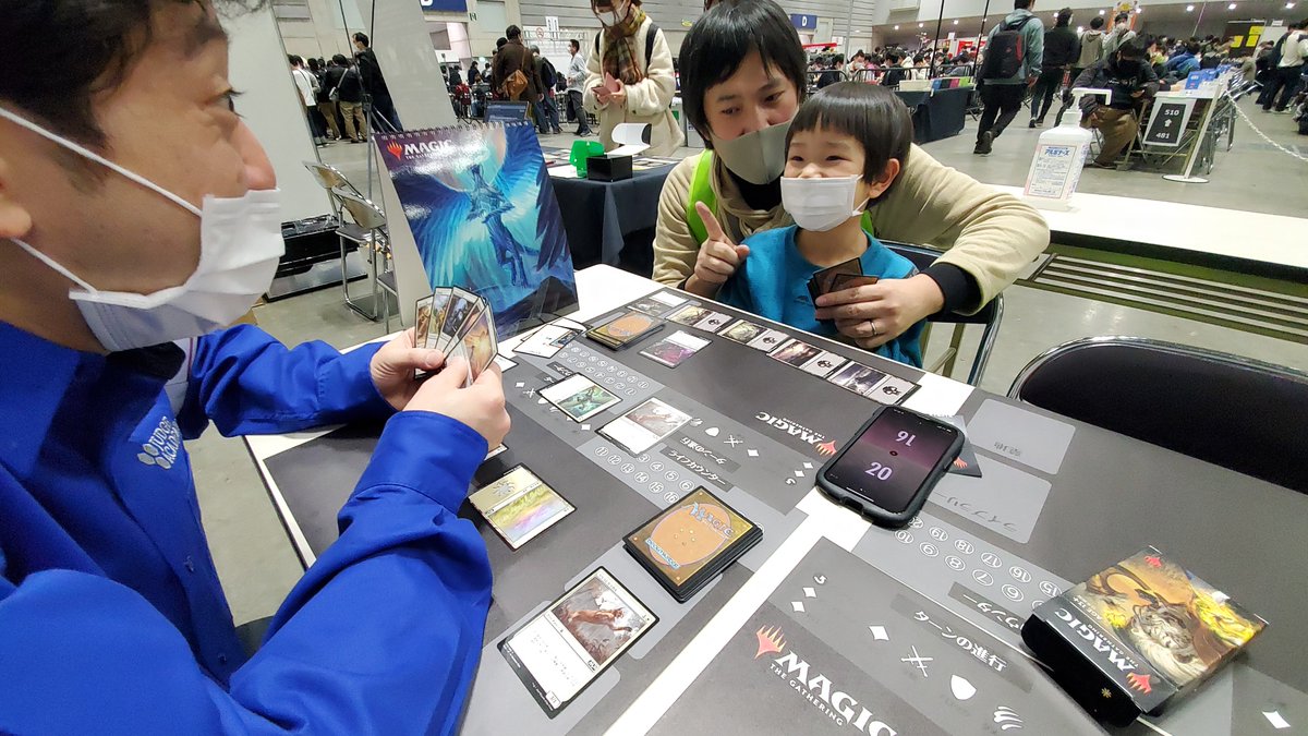 mtgjp's tweet photo. レクチャーイベントには小さなプレインズウォーカーの姿も！？まだ６歳ながら、お父さんと共にゲームに勝利し大喜びです。将来はプロツアーでの活躍が見られるかもしれませんね！ 
#mtgjp #プレイヤーズコンベンション https://t.co/XkrVO5jmQ0