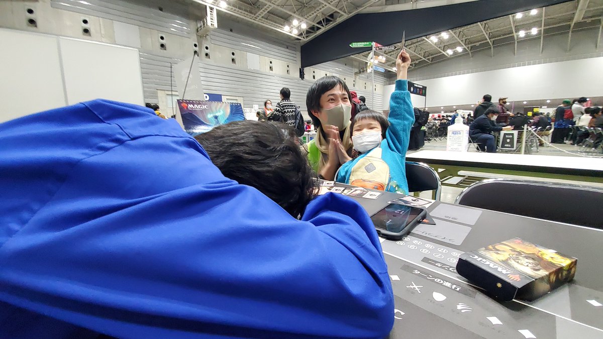 mtgjp's tweet photo. レクチャーイベントには小さなプレインズウォーカーの姿も！？まだ６歳ながら、お父さんと共にゲームに勝利し大喜びです。将来はプロツアーでの活躍が見られるかもしれませんね！ 
#mtgjp #プレイヤーズコンベンション https://t.co/XkrVO5jmQ0