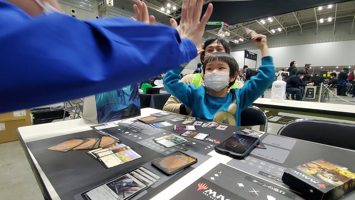 mtgjp's tweet photo. レクチャーイベントには小さなプレインズウォーカーの姿も！？まだ６歳ながら、お父さんと共にゲームに勝利し大喜びです。将来はプロツアーでの活躍が見られるかもしれませんね！ 
#mtgjp #プレイヤーズコンベンション https://t.co/XkrVO5jmQ0