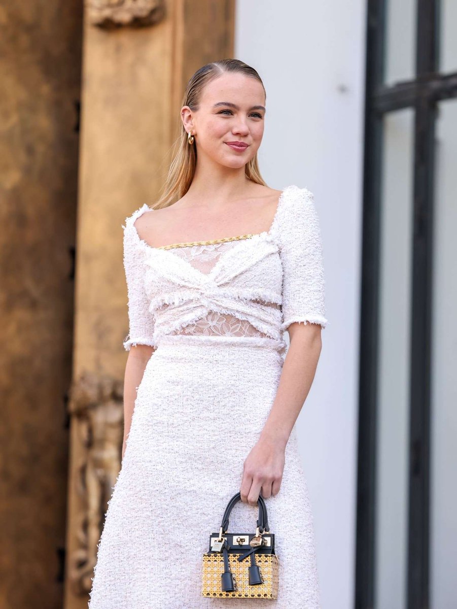 SawFirst1's tweet photo. Emma Brooks at Giambattista Valli Fashion Show in Paris - https://t.co/iAHkxHjKL7 - #FashionShow #GiambattistaValli #Paris - #EmmaBrooks https://t.co/G8UgBXwA4g