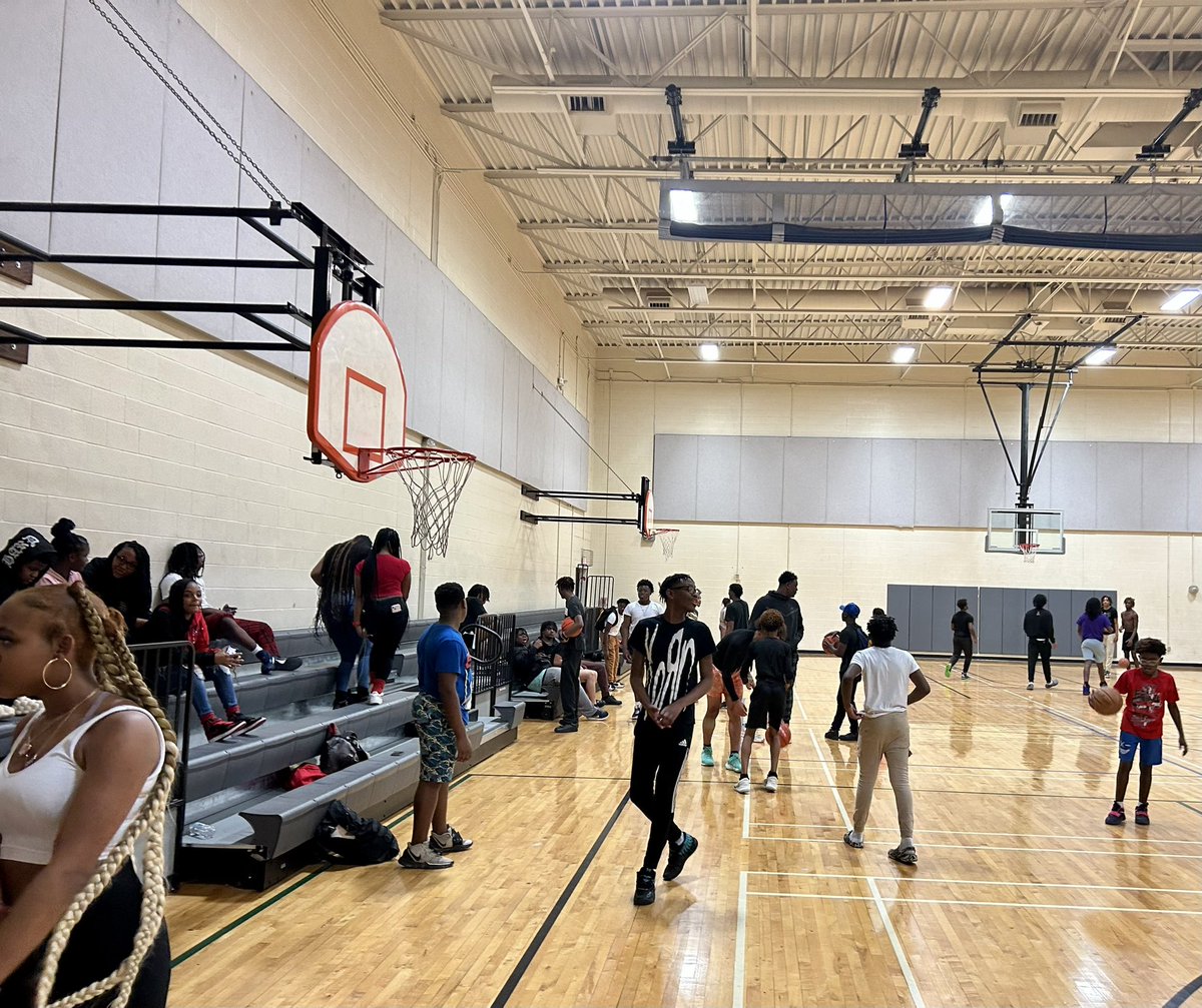 caraathome's tweet photo. Stopped by TEEN NIGHT at @DallasParkRec #TimberglenRecCenter tonight. Kids having fun in a safe environment. Timberglen has the highest teen attendance in the @CityOfDallas but smallest Rec center. @DallasCityMgr @EquityDallas 
@DentonCountyTX 
@CFBISD @DPDChiefGarcia https://t.co/yf2x6XJbhZ