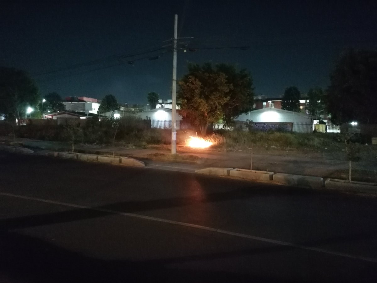 EfrainAngelito's tweet photo. @Trafico_ZMG ayuda con el reporte, prendieron fuego al pasto en Av. Patria y Santa Rosalía, a un costado del CECATI 97, límite de Tonalá y Tlaquepaque https://t.co/mbN47Q2C28