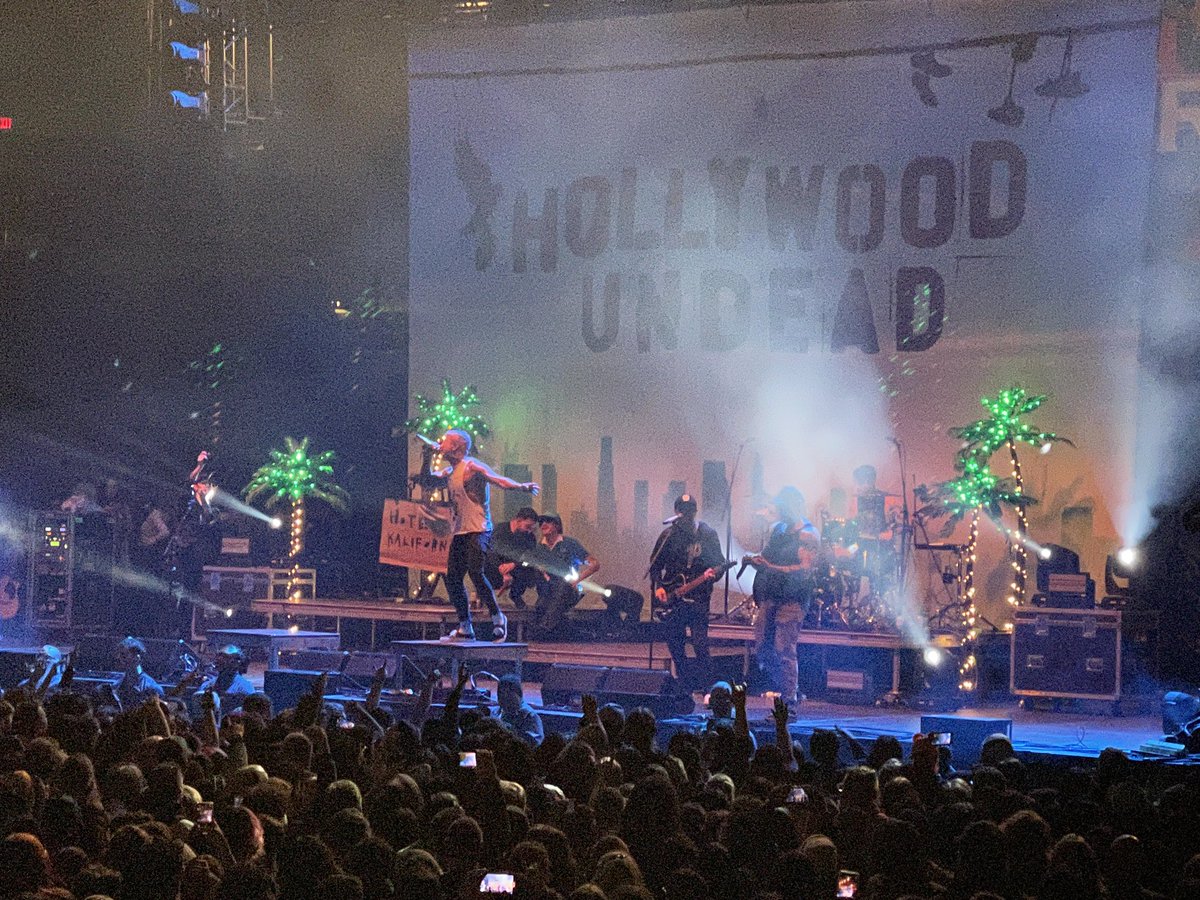 You guys were awesome! My childhood dreams came true today and I finally made it to my first concert with my best friends. Been listening to you for a decade! We love you guys!
@hollywoodundead 
@Danieldrive 
@johnny333tears 
@sirCharlieScene 
@dillyduzit 
@JDog_HLM