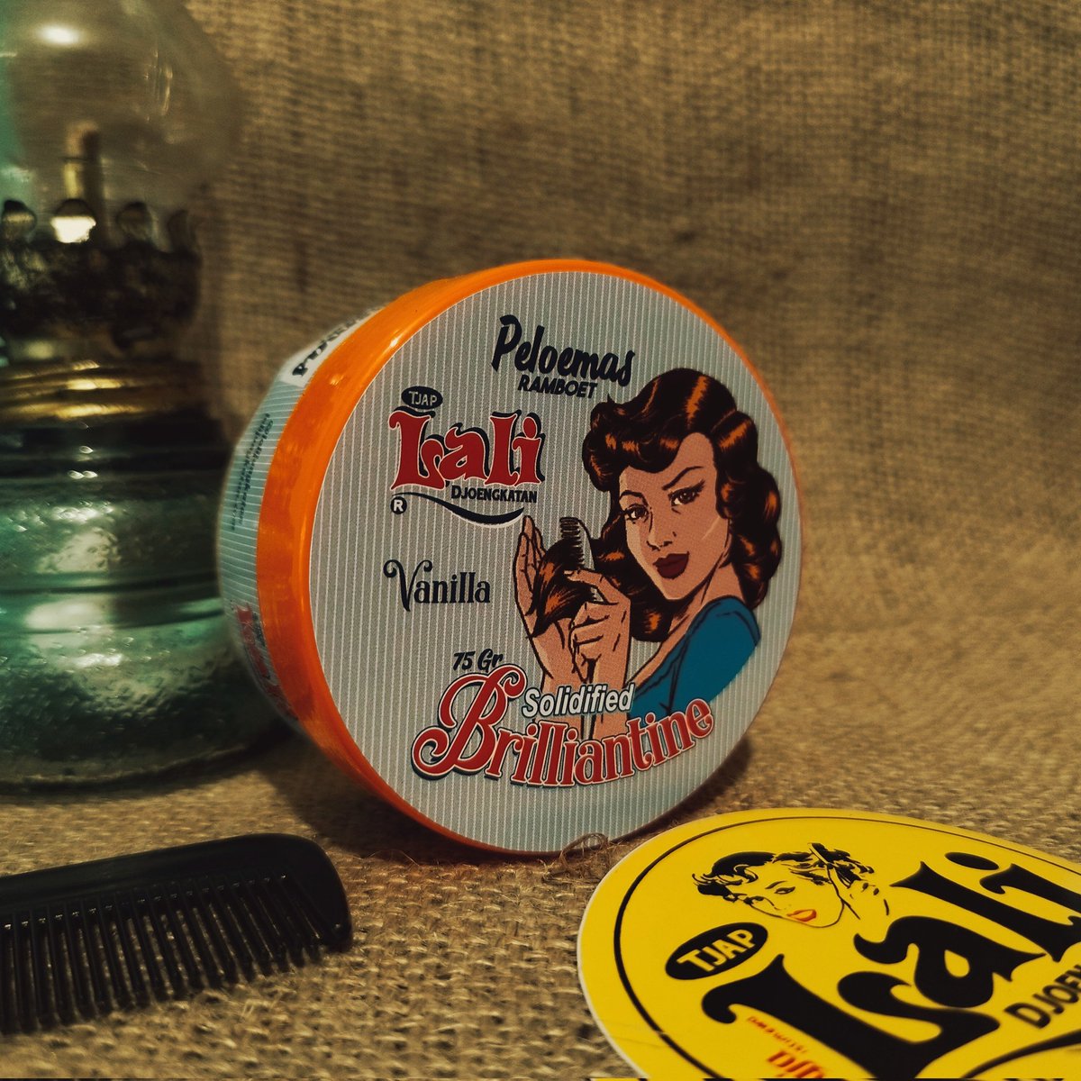 Tjap Lali Djoengkatan - Pomade Lali Jungkatan Brilliantine Vanilla - Hanya kilau tanpa kaku yang berarti di rambut. Aroma baru 2023.